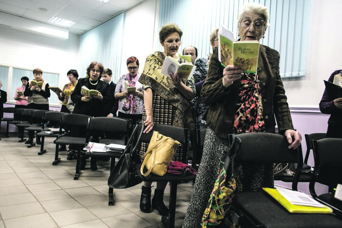 Medlemmer af Jehovas Vidner mødes til sang i Rostov-na-Donu. Ruslands højesteret har forbudt Jehovas Vidner at virke i landet. FOTO: ALEXANDER AKSAKOV/GETTY IMAGES