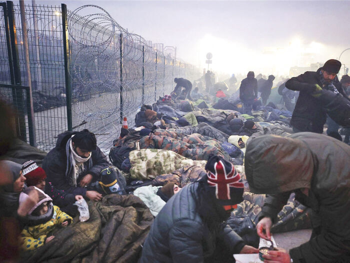 Migranter fra Mellemøsten og Afrika har slået lejr ved Checkpointet »Kuznitsa« på grænsen mellem Polen og Belarus, tæt på Grodno. Foto: Leonid Shcheglov, AP/Scanpix