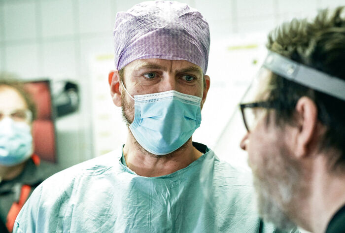 Nikolaj Lie Kaas i rollen som en trofæjagende læge. PR-foto: Henrik Ohsten