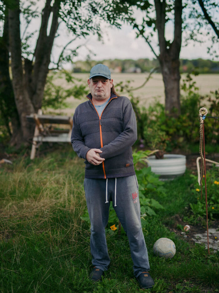 Kenni Phillipsen, invalidepensionist og far til tre, har opgivet at skaffe træpiller og må opvarme 120 kvadratmeter med en enkelt brændeovn. Foto: Kasper Løftgaard