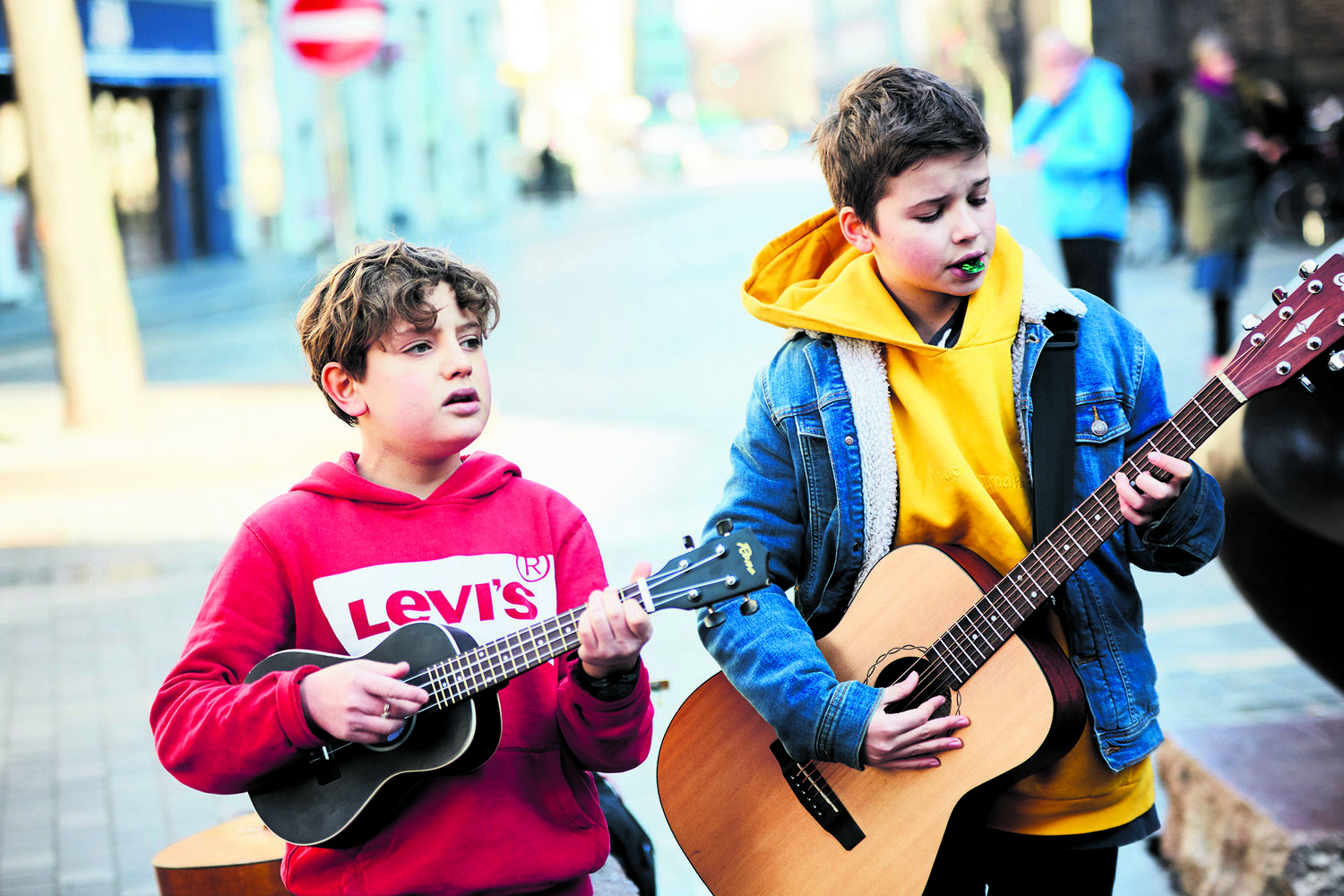 Joseph (tv.) og Bastian (th.) drømmer om, at gademusikken bliver starten på et sandt eventyr. »Ed Sheeran startede også med at spille på gaden. Og han blev verdenskendt,« siger Joseph. 