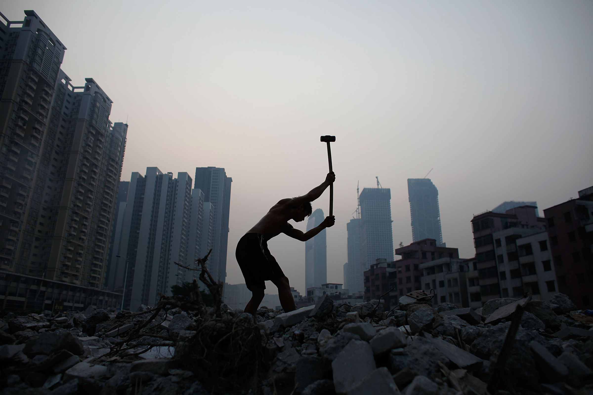 En migrantarbejder bygger det nye Kina op i  Guangzhou-provinsen.Foto: AP, Scanpix Foto: 