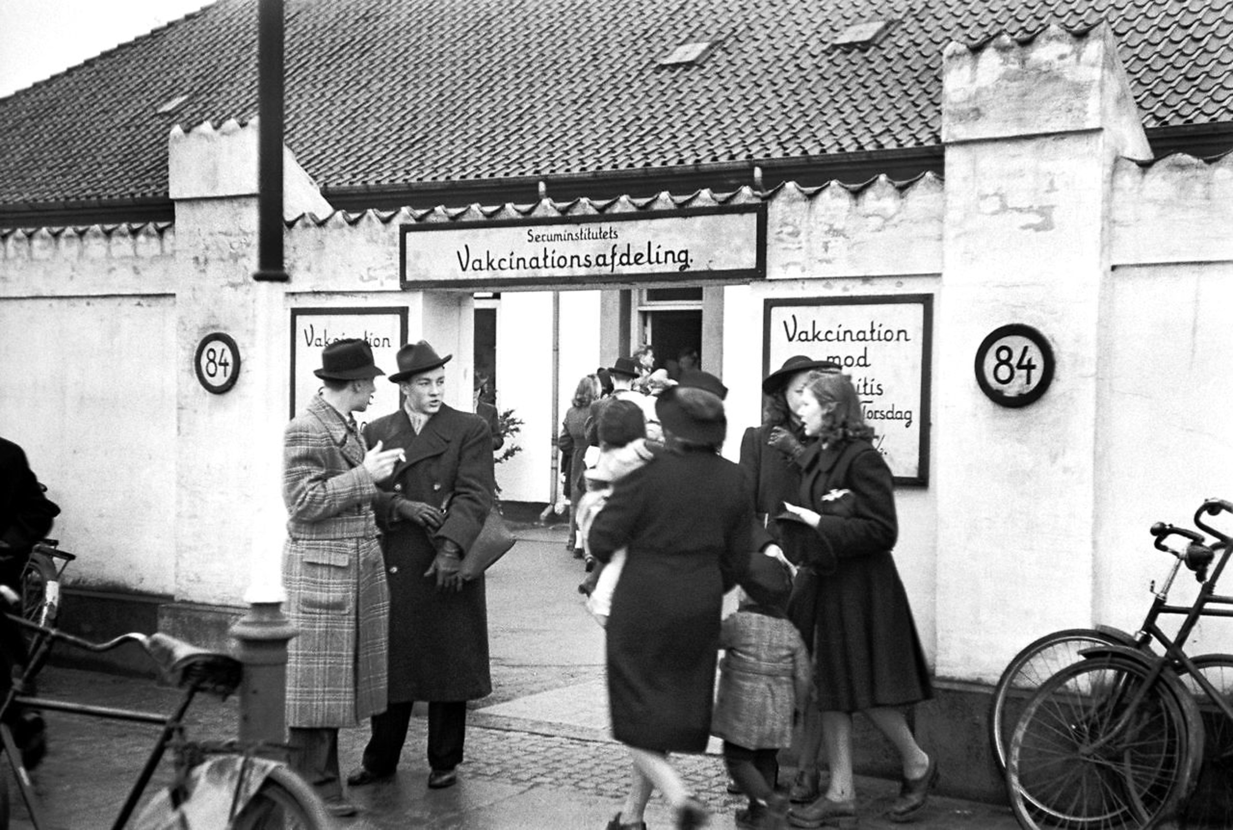 <p>Her står folk i kø foran Statens Serum Institut for at modtage vaccination mod difteri, der blev tilbudt for første gang i 1943 under 2. verdenskrig. Arkivfoto: Jesper Gottschalch, Scanpix</p> Foto: Jesper Gottschalch