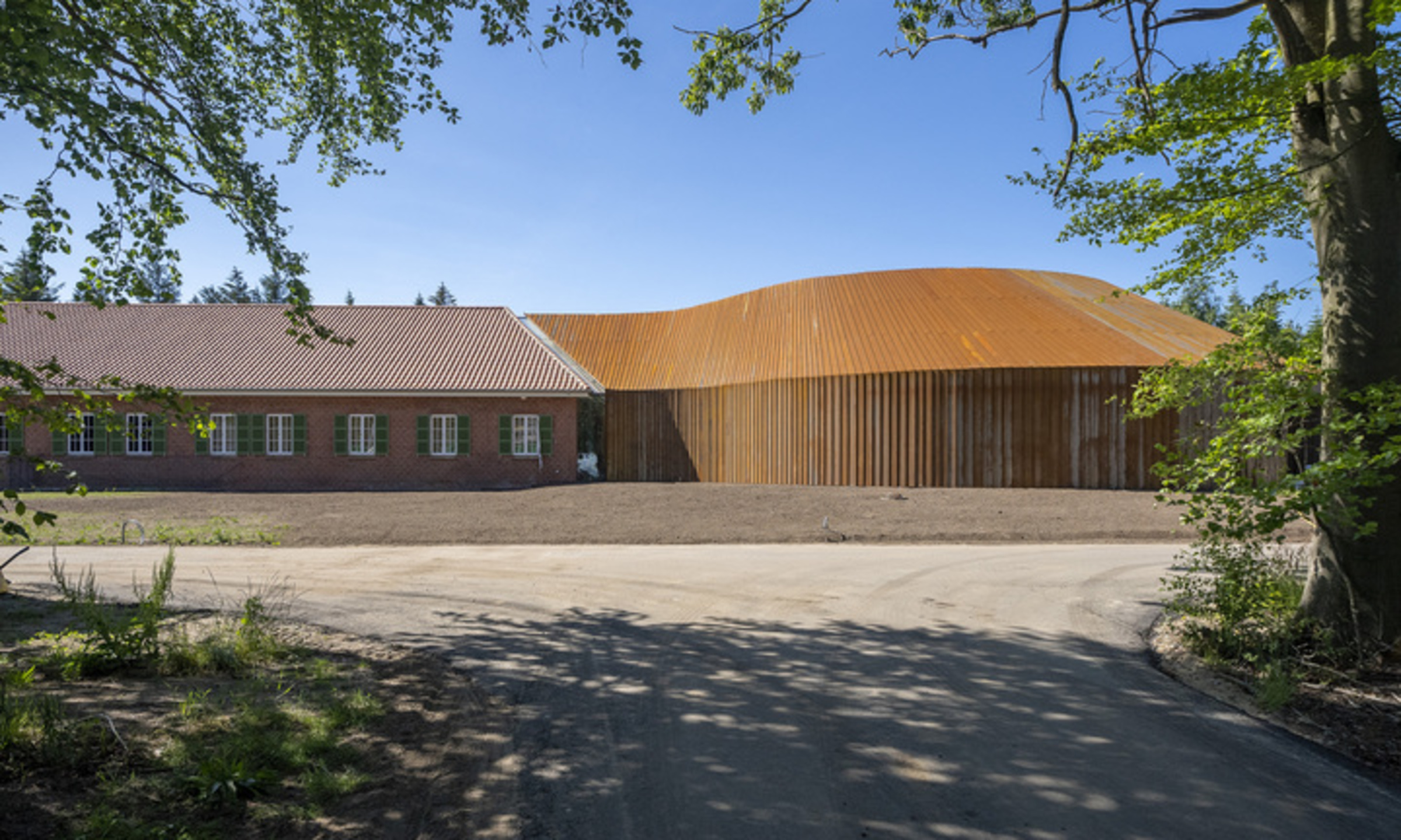<p>I 1945 blev Danmarks største flygtningelejr etableret i Oksbøl, og det er i det gamle lejrområde, at museet FLUGT åbner. »Vi har skabt en arkitektonisk ramme, der forbinder fortiden med nutiden – hvor de nye bygningskroppe er direkte formet af deres forbindelse til de historiske bygninger,« siger arkitekten Bjarke Ingels. Foto: John Randeris</p> Foto: 