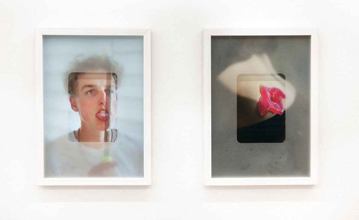 <p>De fleste af udstillingens billeder er indrammet af et sandblæst, mat glas, så man ser motivet som på mobilen. Foto: Kurt Nielsen, Viborg Kunst</p> Foto: 